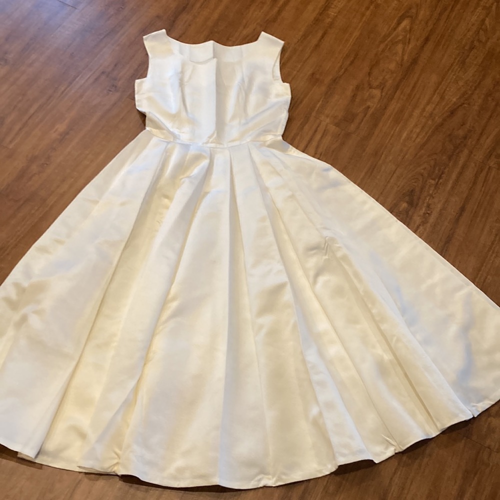 Handmade 1960’s Wedding gown. Mint condition. Worn 1 time. No stains or flaws. - Picture 7 of 16